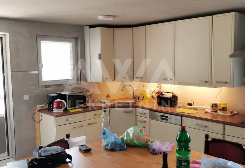 Kuća, na 3 etaže, 190m2 u osnovi