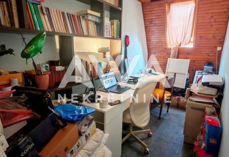 Centar Apatina. V sprat, trosoban stan 75m2