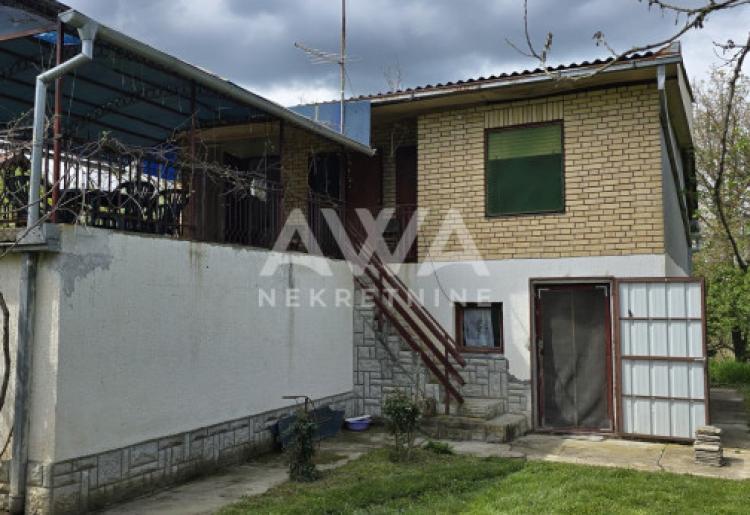 Apatin. Vikendica 43m2, na vodi