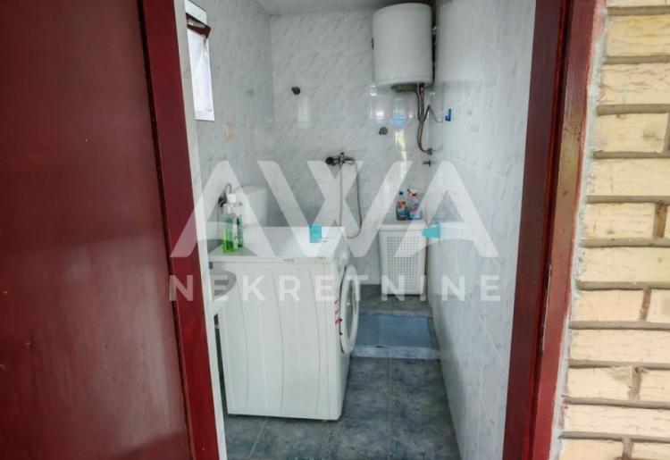 Apatin. Vikendica 43m2, na vodi