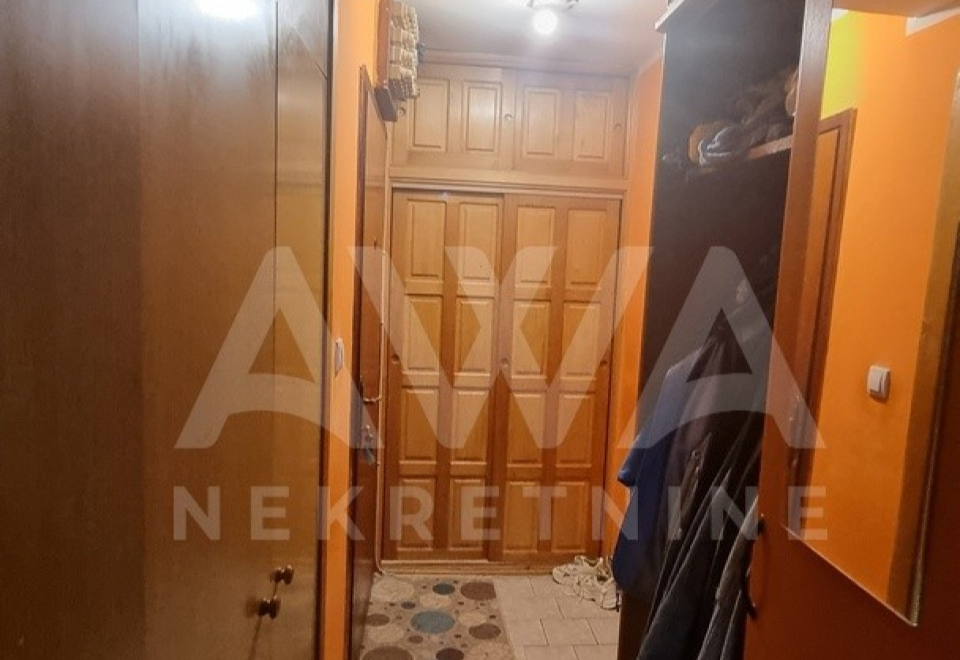 Dvoiposoban 64m2, peti sprat