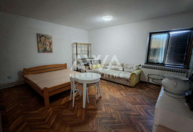 Apatin. Prostrana, porodična kuća 203m2, plac 16ar