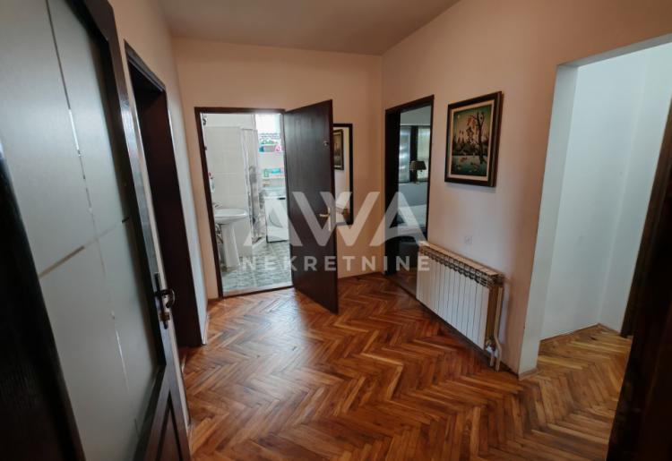 Apatin. Prostrana, porodična kuća 203m2, plac 16ar