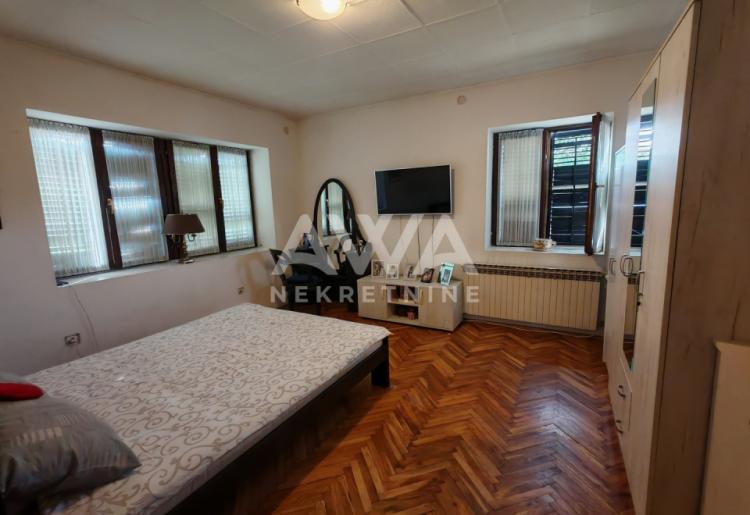 Apatin. Prostrana, porodična kuća 203m2, plac 16ar