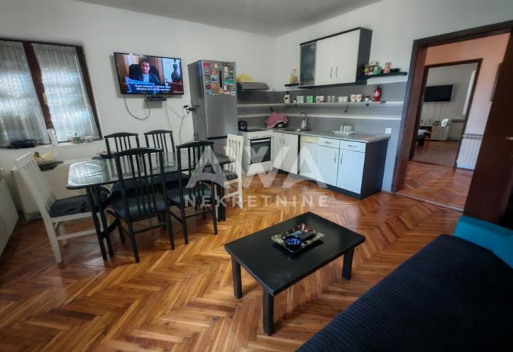 Apatin. Prostrana, porodična kuća 203m2, plac 16ar