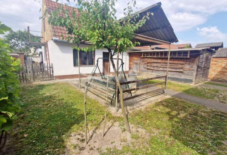 Apatin, Kuća spratnica 236 m2, plac 443 m2