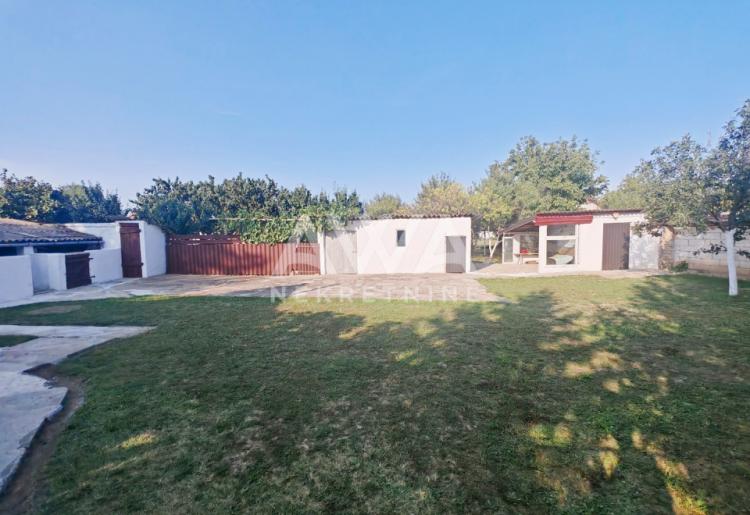 Sonta. Prizemna, renovirana, nameštena 126m2, plac 12ar