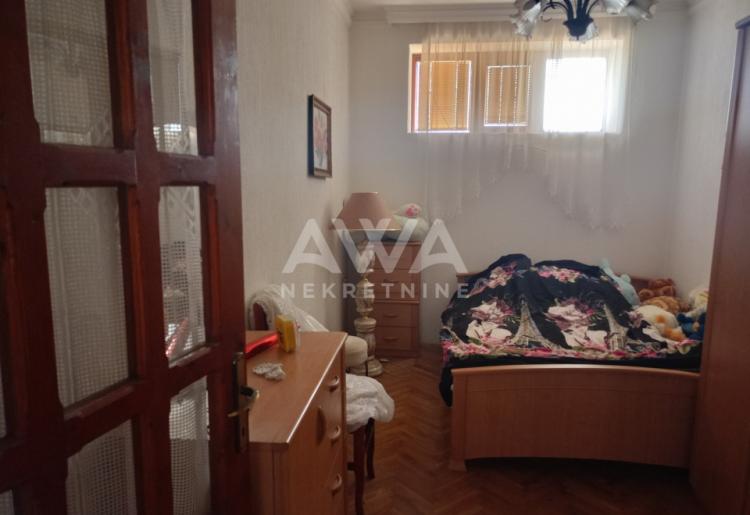 Apatin. Prizemna kuća 195m2, plac 43ar