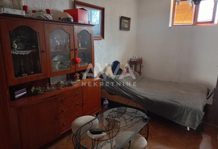 Apatin. Prizemna kuća 195m2, plac 43ar