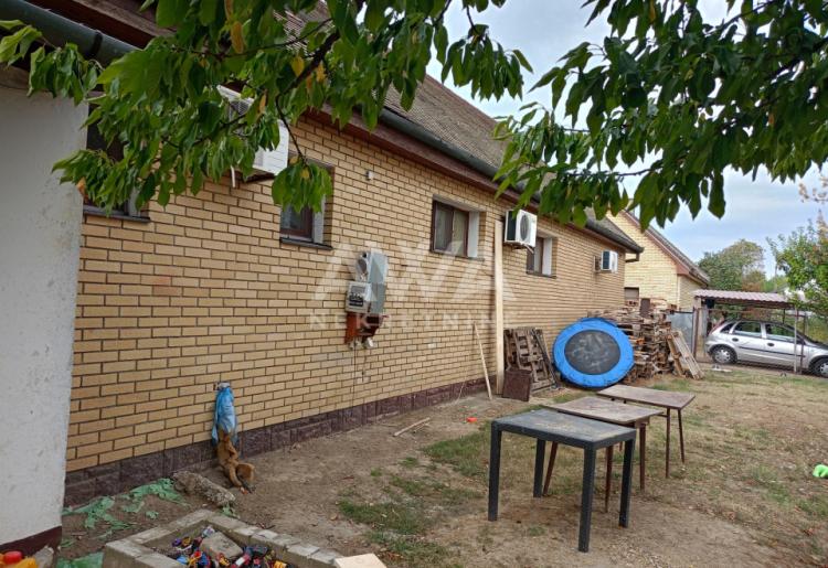 Apatin. Prizemna kuća 195m2, plac 43ar