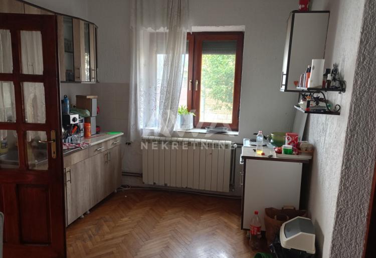 Apatin. Prizemna kuća 195m2, plac 43ar