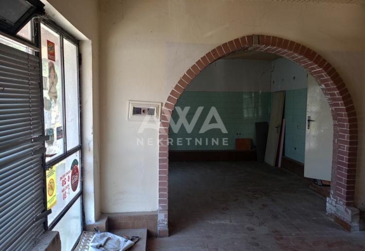 Apatin. Dve kuće, starija 81m2 i novija spratna 93m2 plac 438 m2