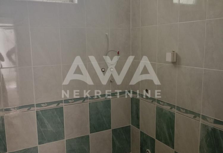 Apatin. Dve kuće, starija 81m2 i novija spratna 93m2 plac 438 m2