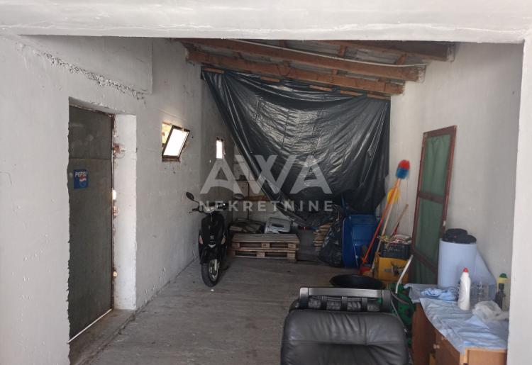 Apatin. Dve kuće, starija 81m2 i novija spratna 93m2 plac 438 m2