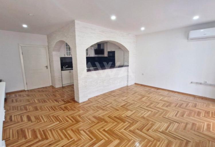 Kompletno sređen 3.5-soban stan na prodaju u Apatinu – 95 m², centar, velika terasa