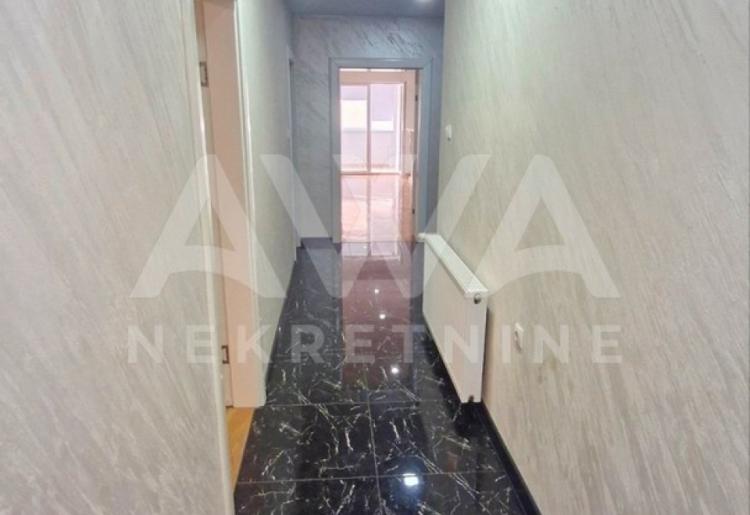 Kompletno sređen 3.5-soban stan na prodaju u Apatinu – 95 m², centar, velika terasa