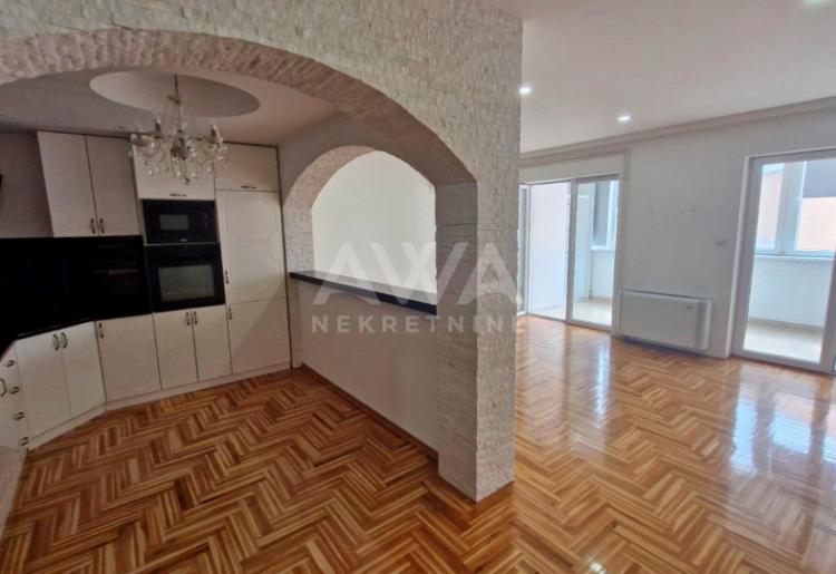 Kompletno sređen 3.5-soban stan na prodaju u Apatinu – 95 m², centar, velika terasa